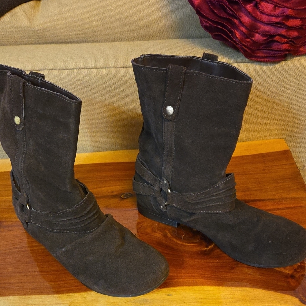 Chic Dark Brown Suede Boots